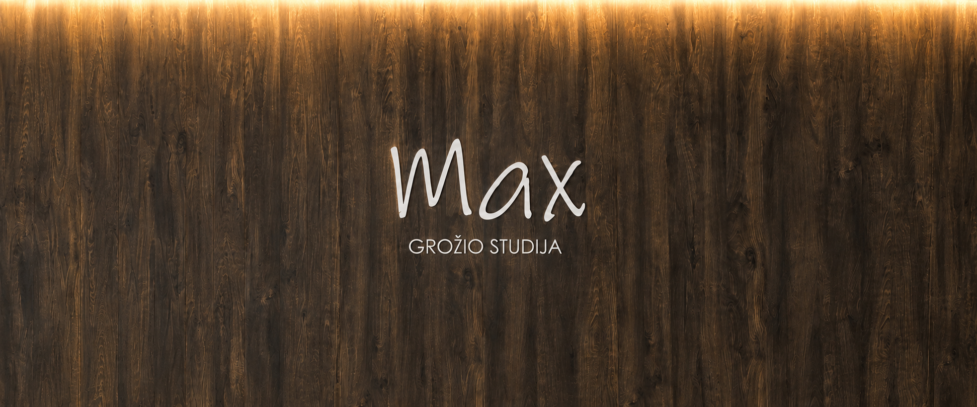 Grožio studija MAX logotipas ant medinės sienos